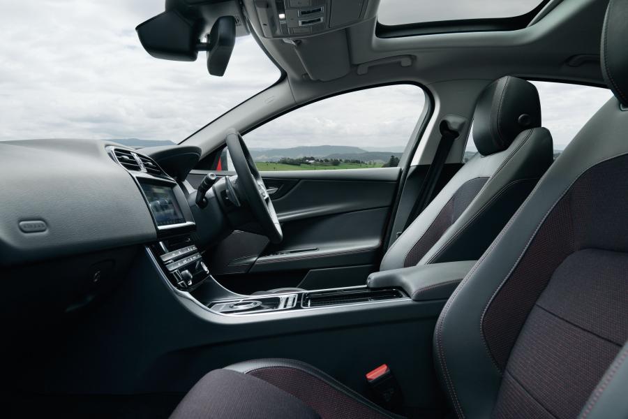 Интерьер Jaguar XE 25t R-Sport 2015 года  (AU) (фото 33 из 40)